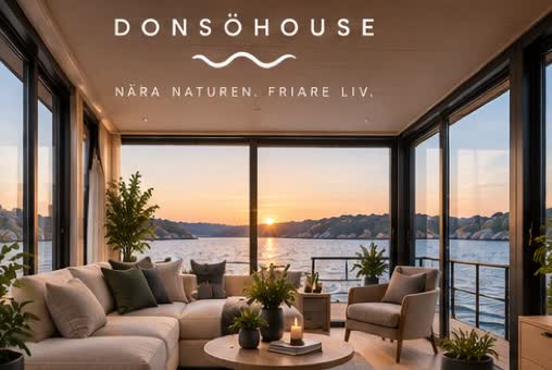 Vardagsrum i Donsöhouse med soffa, stora glaspartier och havsutsikt